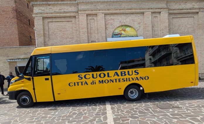 Immagine scuolabus montesilvan o
