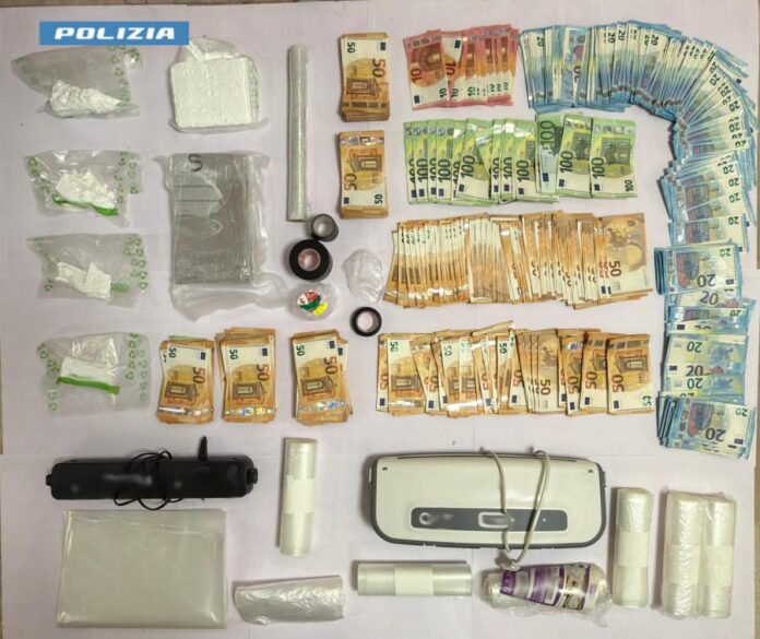 SQUADRA MOBILE - comunicato stampa arresto per 2 kg. di cocaina 26 febbraio 2026 - foto con logo