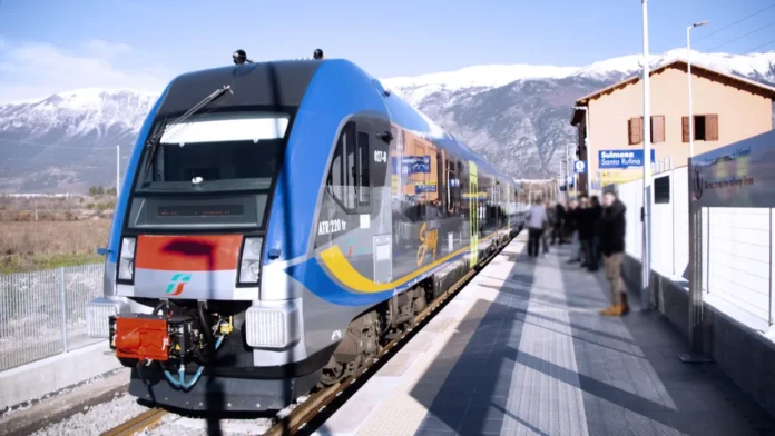 Stazione di Sulmona con treno sul binario