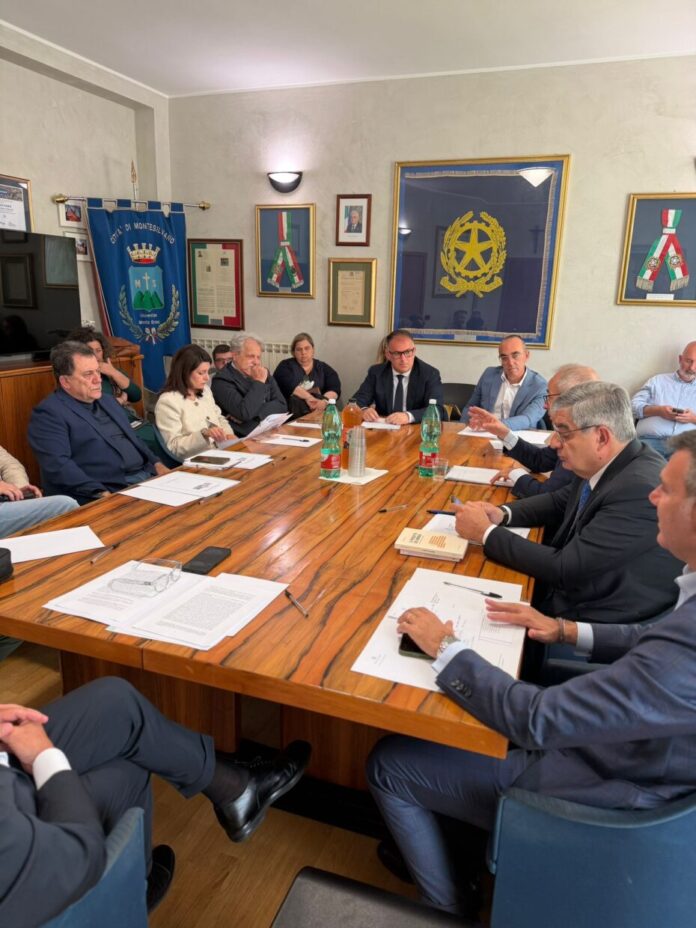 Foto tavolo Sala Giunta Comune di Montesilvano (1)